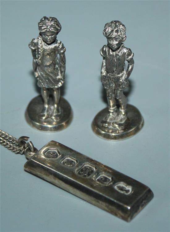 2 miniature silver figures of children and a silver ingot on chain (3)